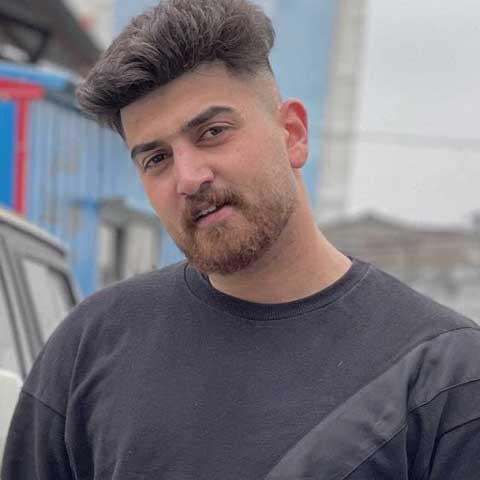 ماهان خادمی سر راه کنار بورین می یار بموعه